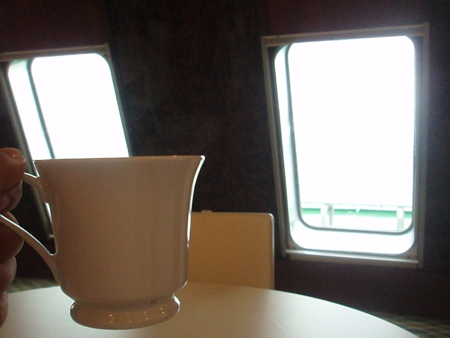 船窓を眺めながらコーヒーを戴く