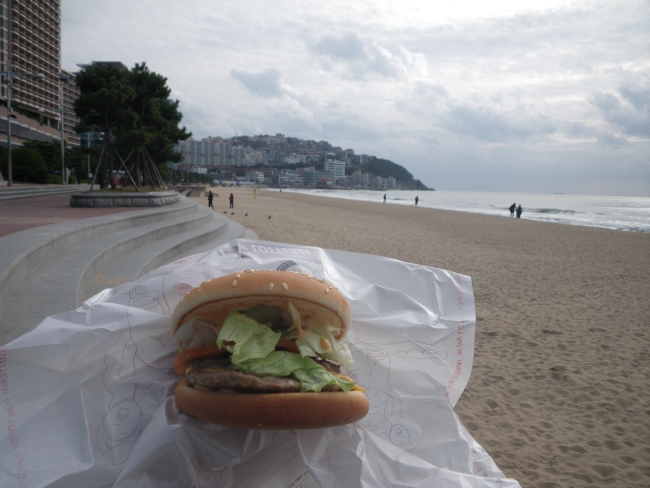 ビーチでハンバーガー