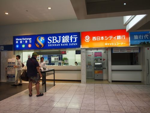 1階左手にSBJ銀行の両替コーナーと日本の銀行のATMがあります