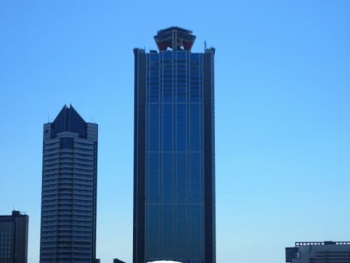 フェリーターミナルから見える最も高い建物がWTCコスモタワー。建物の1階にある三井住友銀行コスモタワー出張所では外貨両替（米ドルのみ）ができる。